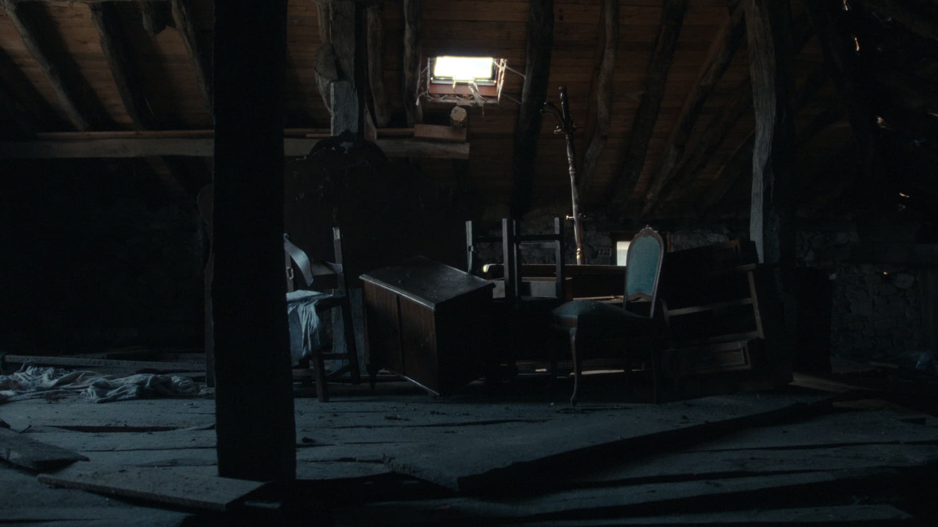 Echoes of silent roosters