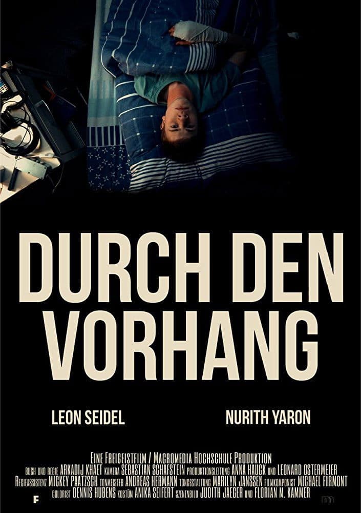 Durch den Vorhang