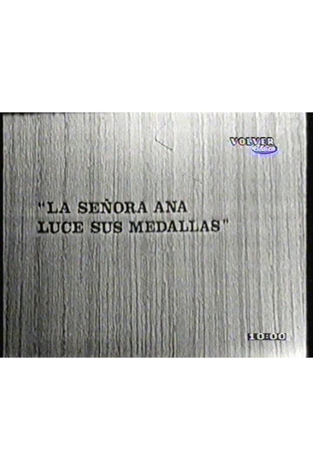 La señora Ana luce sus medallas