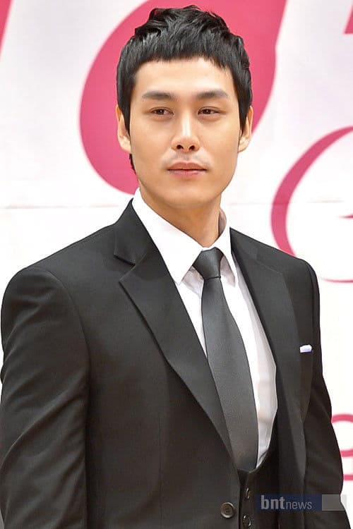 Song Yoo-ha profile photo