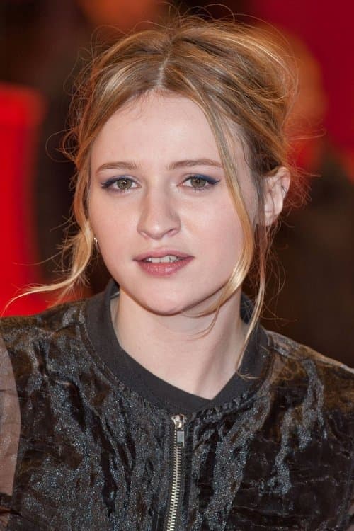 Christa Théret profile photo