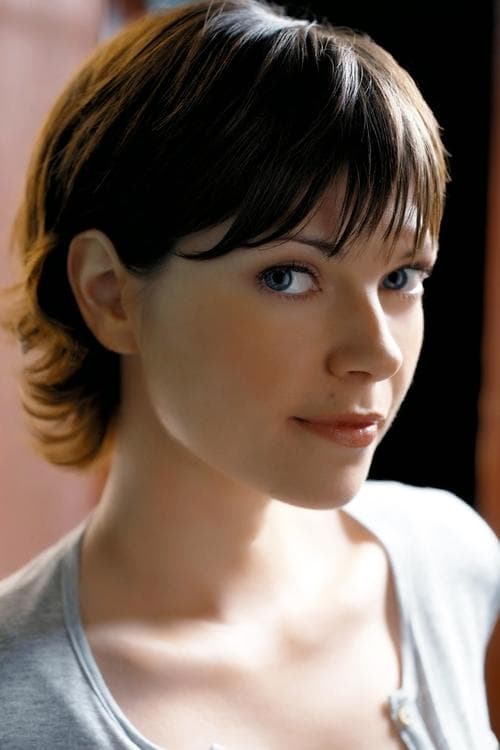 Nicole De Boer profile photo