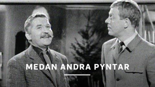 Medan andra pyntar poster
