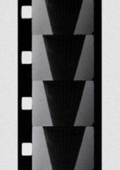 Chutes de trois gouttes de mezcal dans une coupe de champagne poster