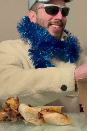 Il se saccage le bide à coups de pizzas et de chicken wings un soir de Noël. poster