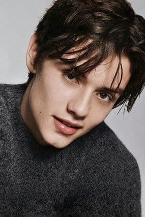 Louis Partridge profile photo