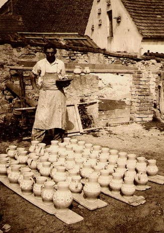 Ruce, kruh a hlína poster