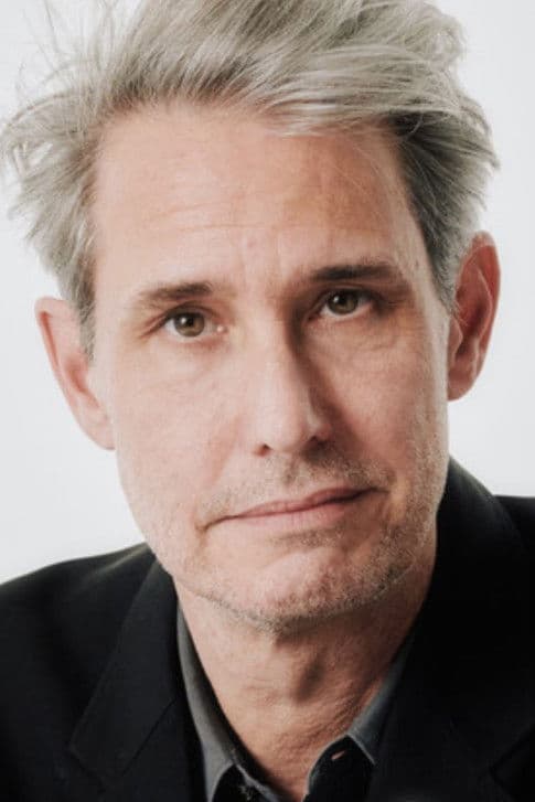 Dirk von Lowtzow profile photo