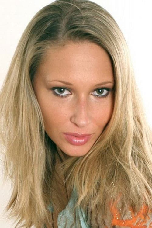 Roxy Carter profile photo