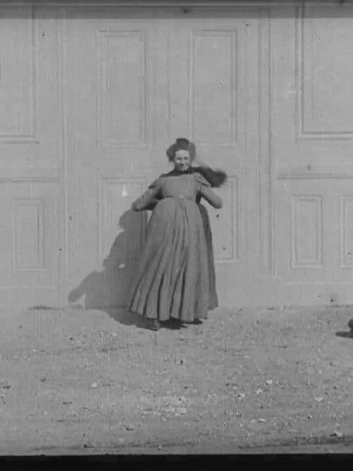 Bataille de femmes interrompue par un chien poster