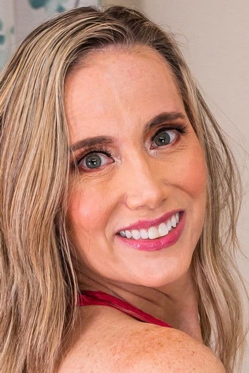 Lilly James profile photo