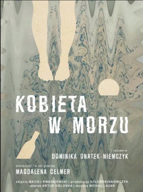 Kobieta w morzu poster
