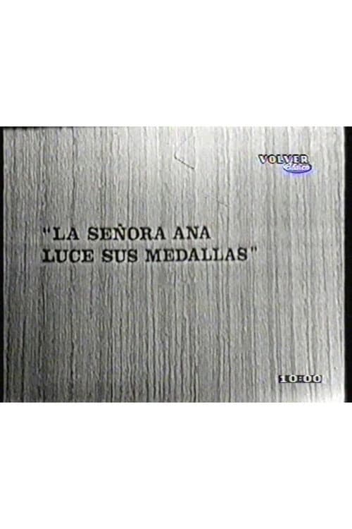 La señora Ana luce sus medallas poster